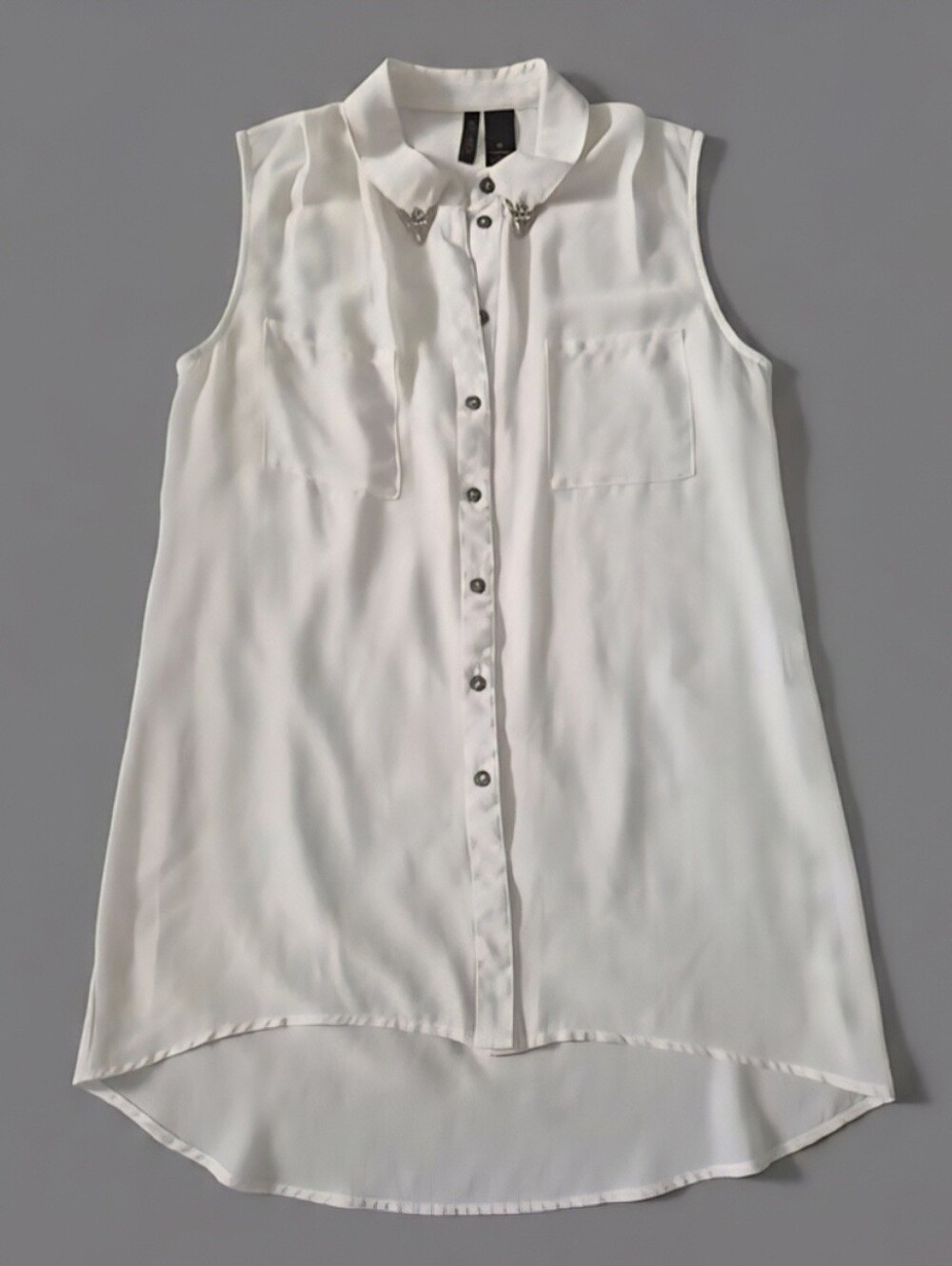 Bisou Bisou Sleeveless White Button-Front Blouse with Collar Accents